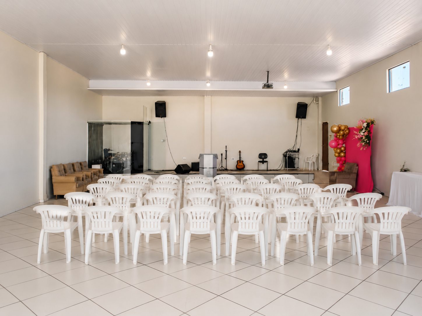 Vista ampla do interior do templo com cadeiras voltadas ao altar